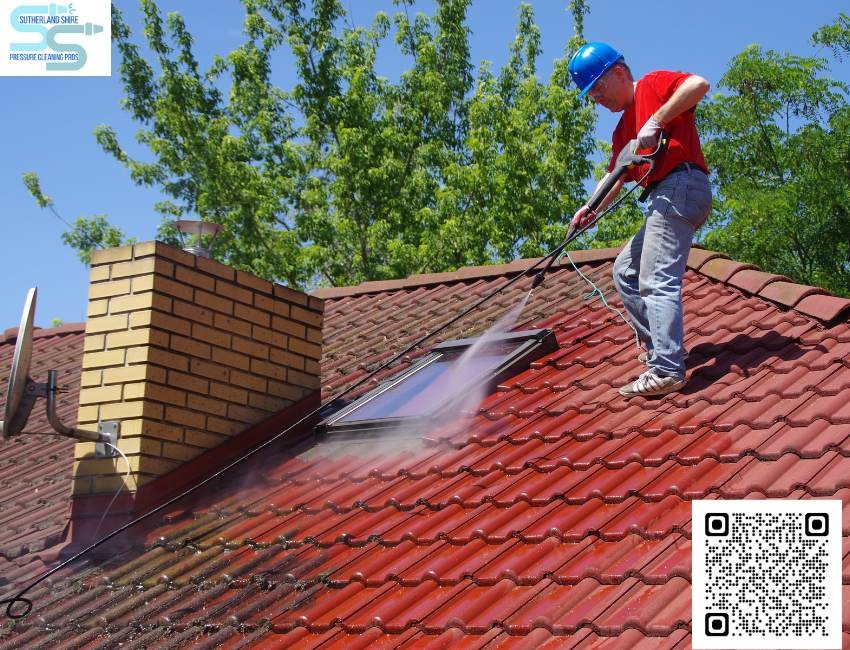 What are the risks of DIY roof cleaning?